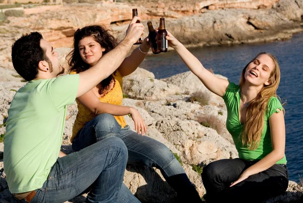 Adolescentes menores de idade bebendo álcool — Fotografia de Stock