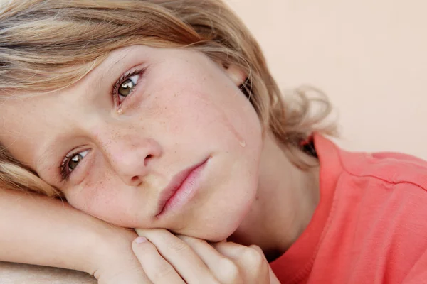 Triste niño infeliz llorando lágrimas —  Fotos de Stock