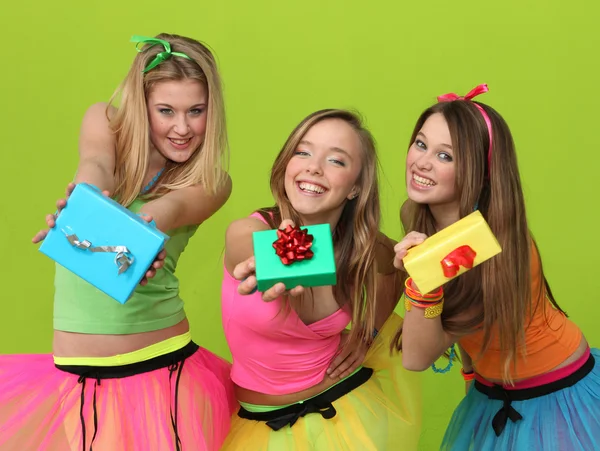 Födelsedag part tonåringar med gåvor — Stockfoto