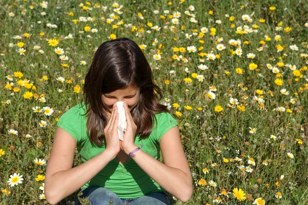 Criança com alergia, febre dos fenos ou frio — Fotografia de Stock
