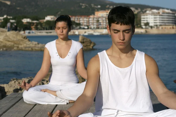 Aula de ioga ou meditação ao ar livre — Fotografia de Stock