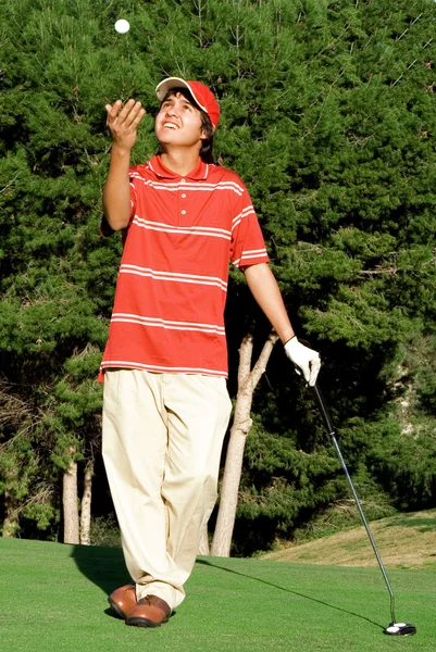 Golf junior met bal en club — Stockfoto
