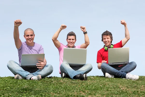 Estudiantes trabajando al aire libre en el campus — Foto de Stock