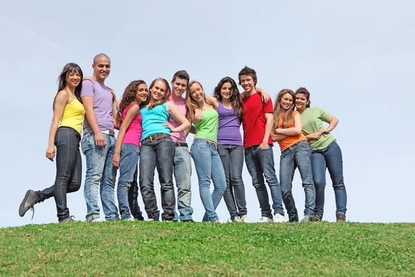 Grupo de adolescentes diversos — Fotografia de Stock