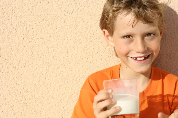 Enfant en bonne santé boire un verre de lait — Photo