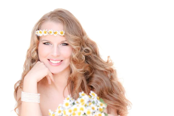 Blondes gesundes Haar mit Kamillenblüten — Stockfoto