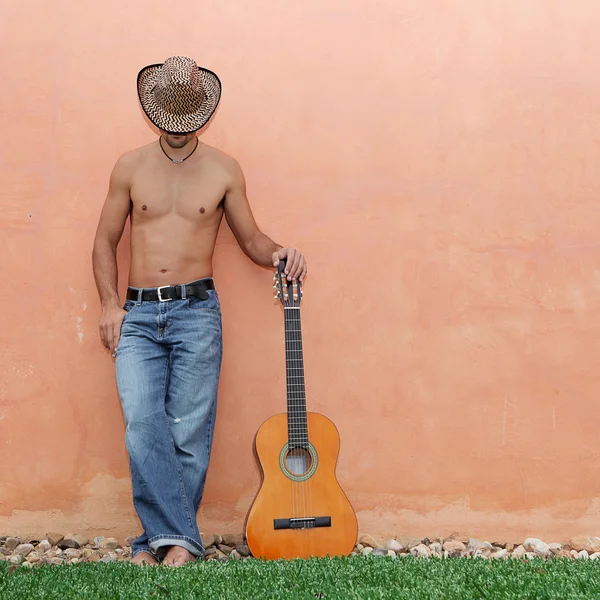 ギターを持つヒスパニックの男 — ストック写真