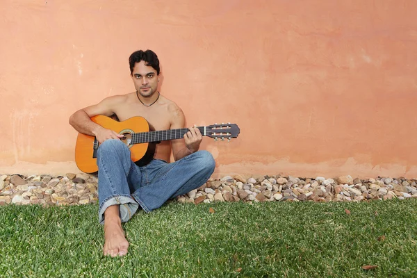 Латиноамериканец с гитарой — стоковое фото