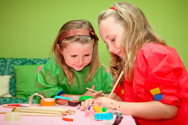 Crianças felizes jogando desenho e fazendo artesanato em classe em espécie — Fotografia de Stock