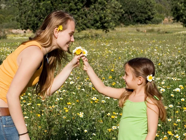 Kid ger blomman till mamma — Stockfoto