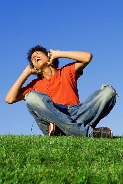 ヘッドフォンで音楽を聴いて歌う 10 代の少年 — ストック写真