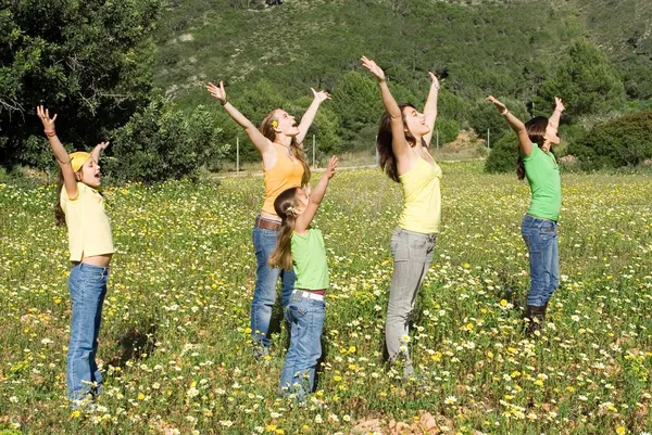 Family group arms raised singing — Stock Photo, Image