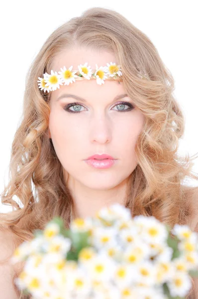 美しい健康な髪とカモミールの花 — ストック写真
