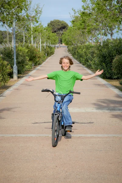 Уверенный ребенок на велосипеде или велосипеде — стоковое фото