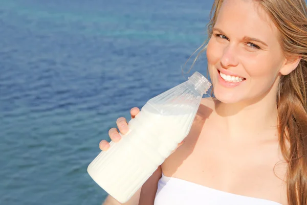 Mulher bebendo garrafa de leite — Fotografia de Stock