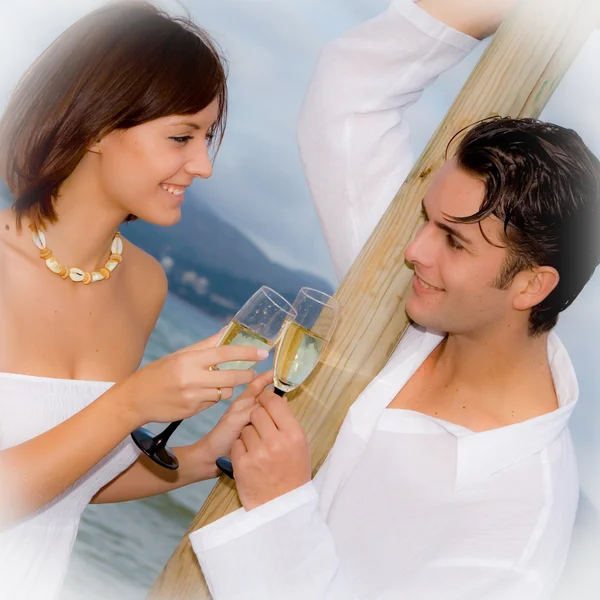Lyckliga paret på semester eller smekmånad eller engagemang party — Stockfoto