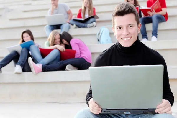 Estudante universitário menino com laptop ou notebook — Fotografia de Stock