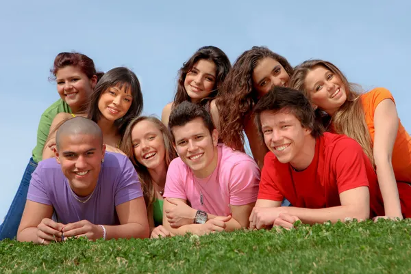 Groep gelukkig lachend tiener vrienden — Stockfoto