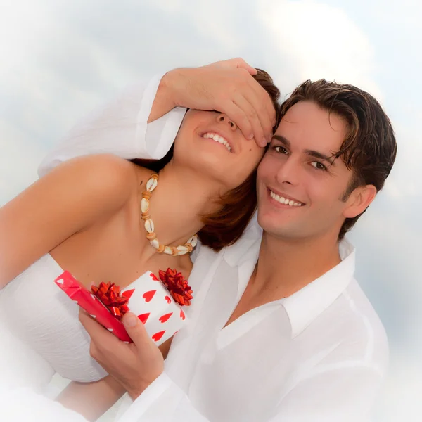 Felice giovane coppia con matrimonio, compleanno, fidanzamento o regali di nozze — Foto Stock
