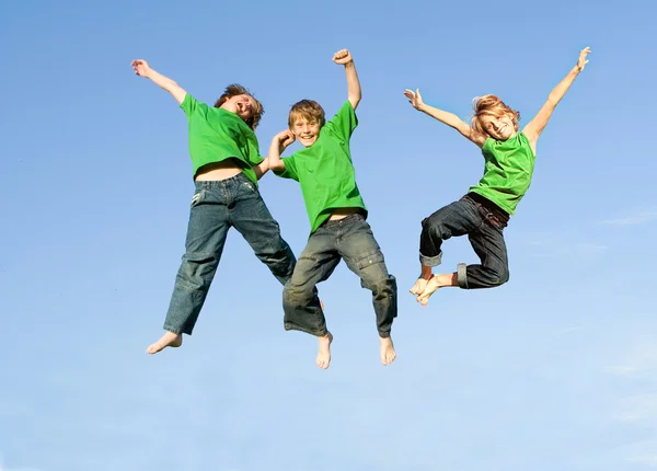 Les enfants sautant — Photo