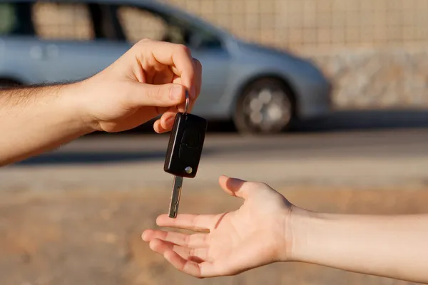 Yeni araba anahtarları ya da Kiralık Araba Kiralama — Stok fotoğraf