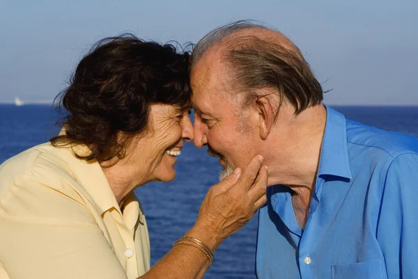 Anziani felici, coppia anziana in vacanza — Foto Stock
