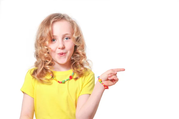 Dziecko dziewczynka wskazując na puste miejsca (twój produkt) — Zdjęcie stockowe