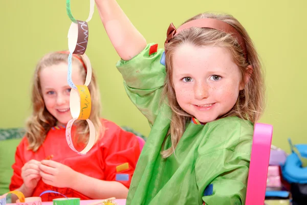 Crianças ou crianças jogando arte e artesanato — Fotografia de Stock