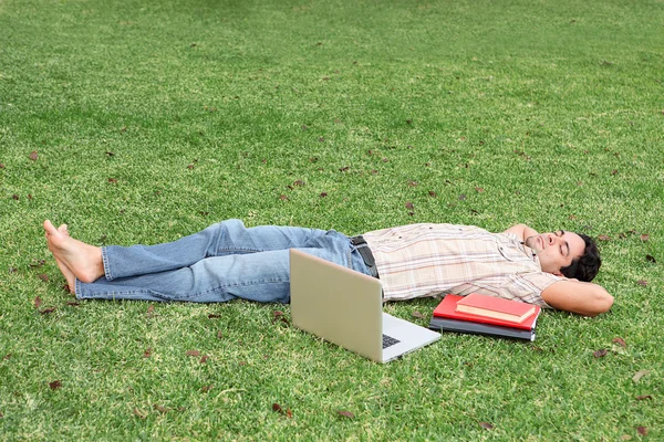 Estudante relaxante no campus — Fotografia de Stock