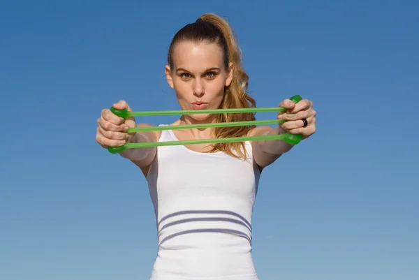 Vrouw doen kracht oefeningen met elastiek — Stockfoto