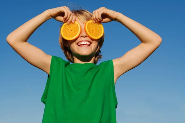 Παιδί με φρούτα, έννοια υγιεινή διατροφή — Φωτογραφία Αρχείου