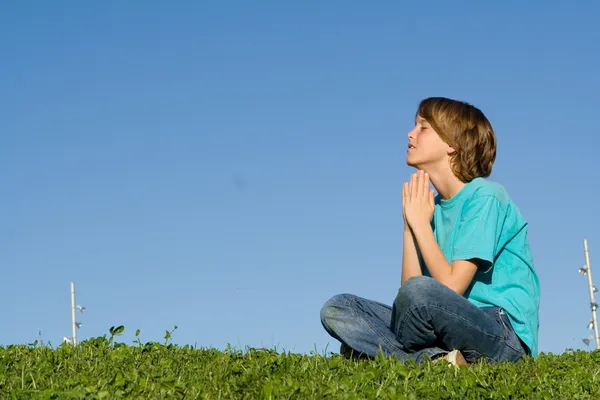 Křesťanství, dítě říkat modlitby venku — Stock fotografie