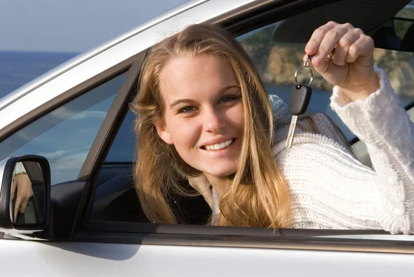 Kvinnan visar nyckel till nya eller hyra hyra bil — Stockfoto