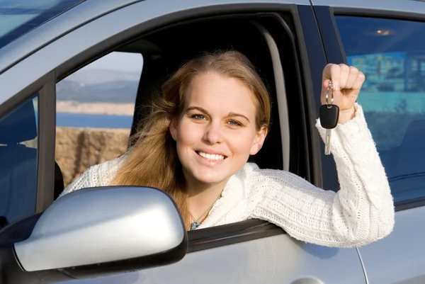 Vrouw met nieuwe auto, huren of verhuur — Stockfoto