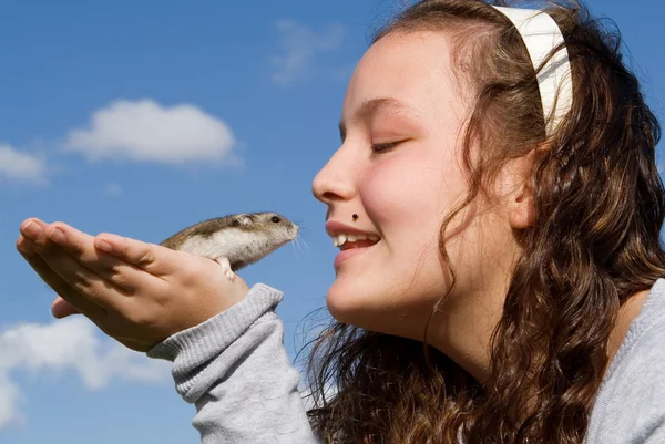 Çocuk ile evde beslenen hayvan hamster — Stok fotoğraf