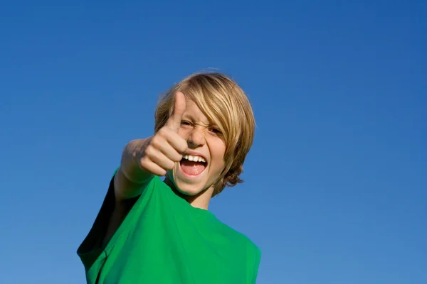 Boldog gyerek hüvelykujjával felfelé — Stock Fotó