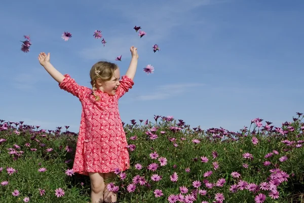 Καλό καλοκαίρι παιδί με λουλούδια — Φωτογραφία Αρχείου