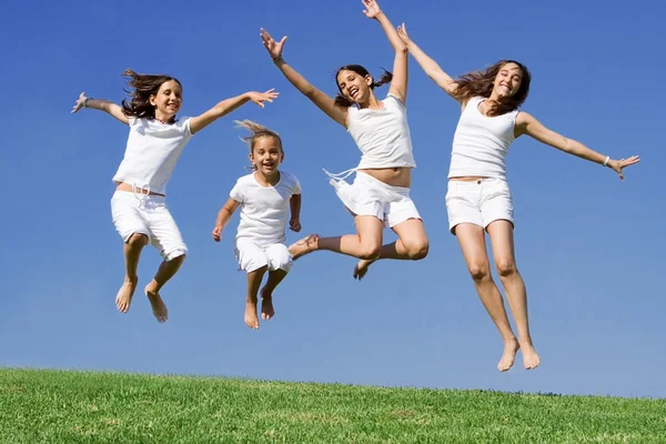 Счастливые девушки прыгают в летнем лагере — стоковое фото