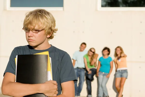 Escola bully, grupo bullying garoto solitário — Fotografia de Stock
