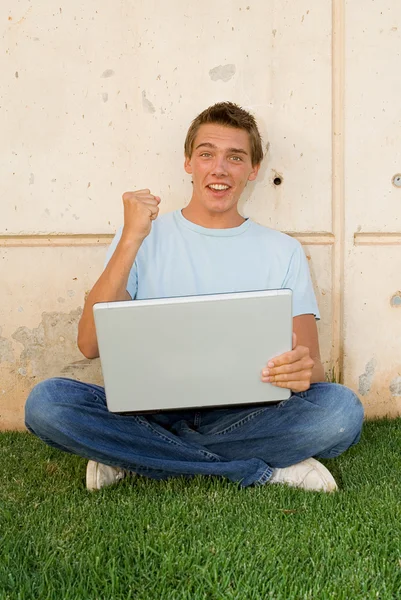 Estudante feliz com computador portátil — Fotografia de Stock