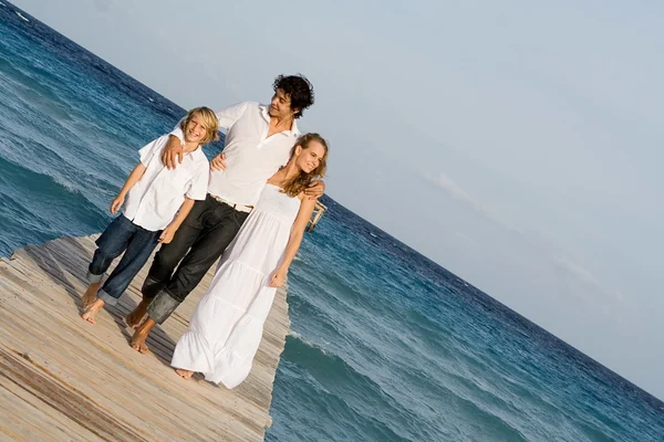 Familia de raza mixta en vacaciones de verano —  Fotos de Stock