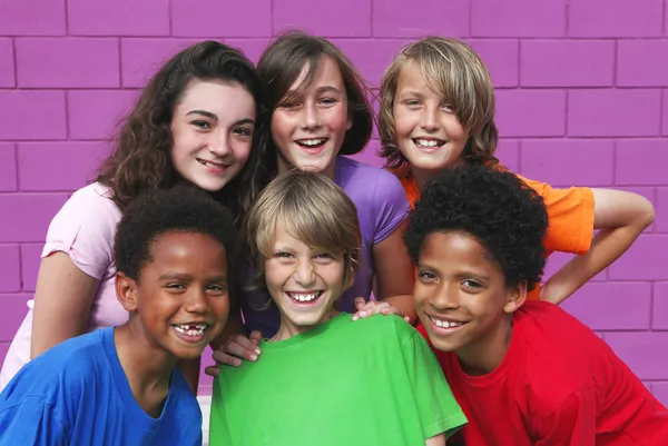 Olika blandad ras grupp av barn — Stockfoto