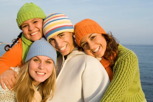 Feliz grupo de adolescentes sonrientes —  Fotos de Stock