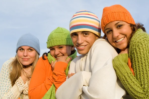 Skupina teenagerů v zimě — Stock fotografie