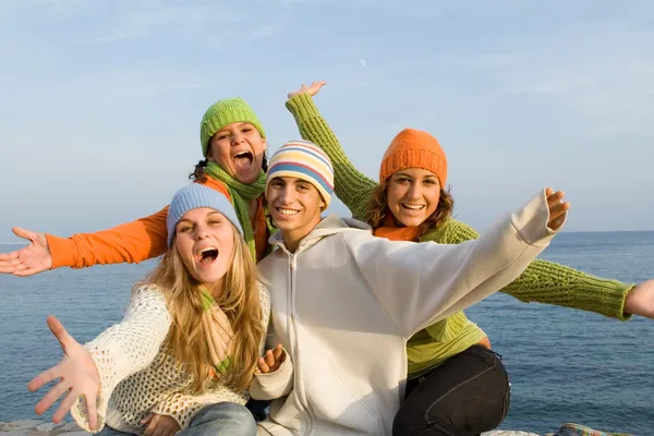 Grupp lycklig tonåringar som sjunger — Stockfoto