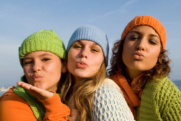 Группа девушек, дующих в поцелуи — стоковое фото