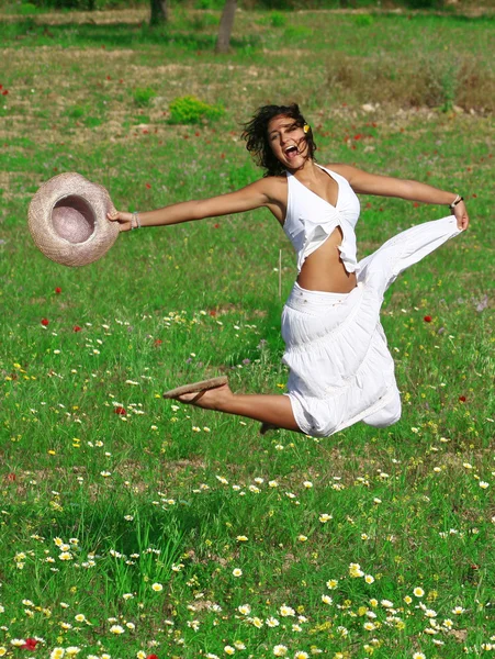 Jovem mulher saudável feliz pulando no verão ou na primavera — Fotografia de Stock