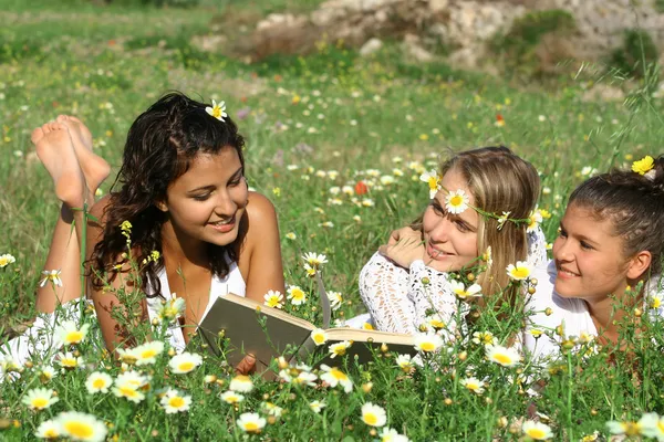 Grupp glada friska läsa utomhus — Stockfoto
