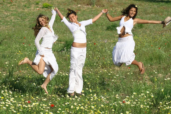 Gruppe glücklicher junger Frauen, die auf Sommer oder Frühling springen — Stockfoto