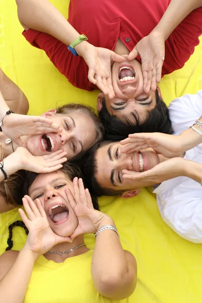 Grupo de adolescentes felizes gritando ou cantando — Fotografia de Stock